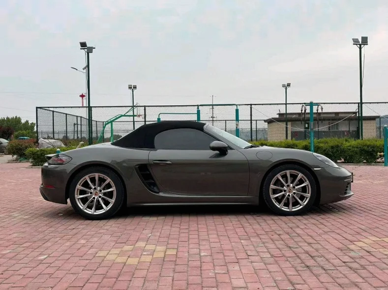 保时捷718 正面外观二