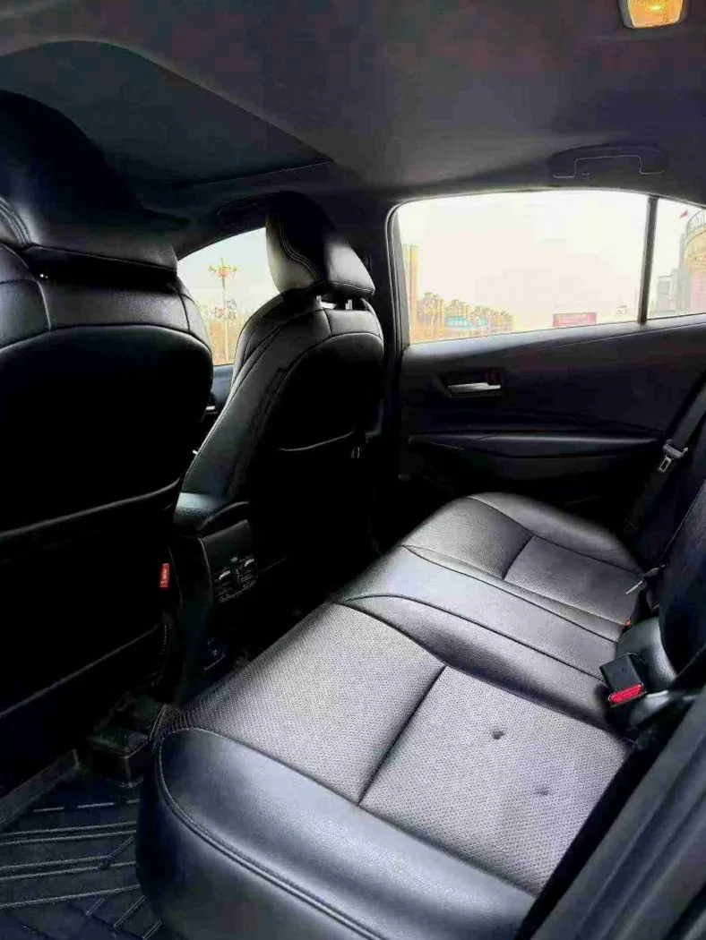 丰田雷凌 驾驶室