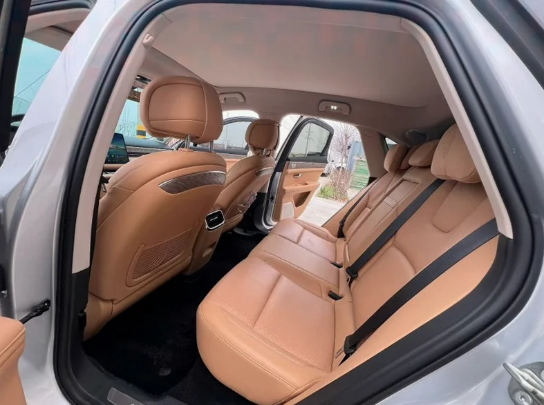 华为智选问界 后面外观三