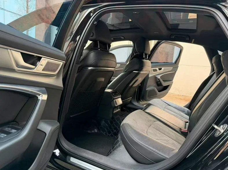 奥迪A6L 内饰后排