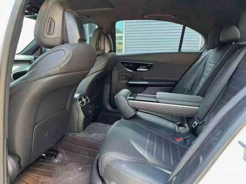 奔驰C 后面外观一