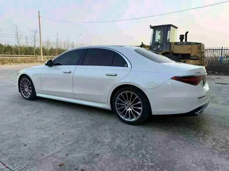 奔驰S 内饰后排