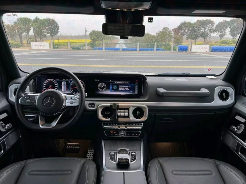 奔驰G 正面外观二