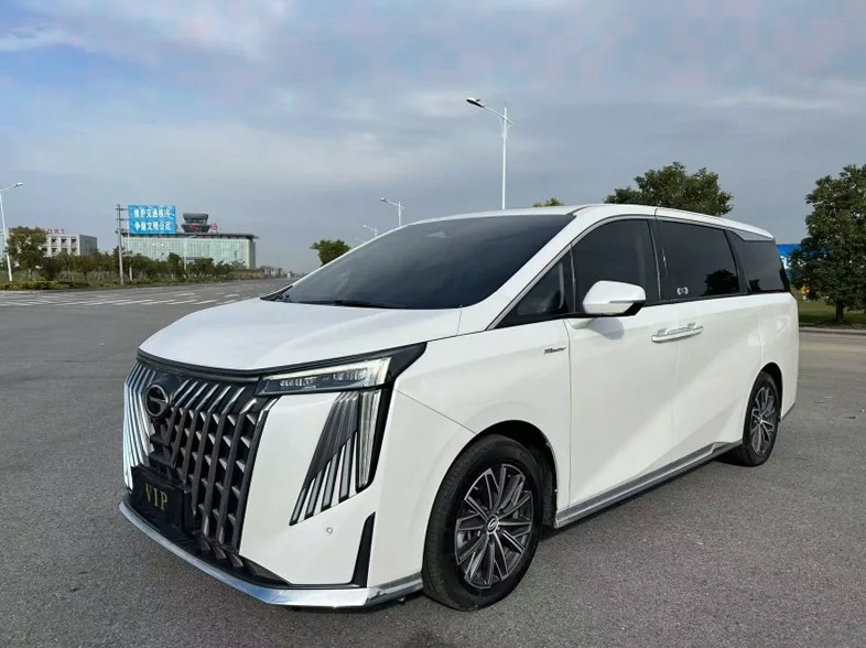 传祺M8 正面外观三