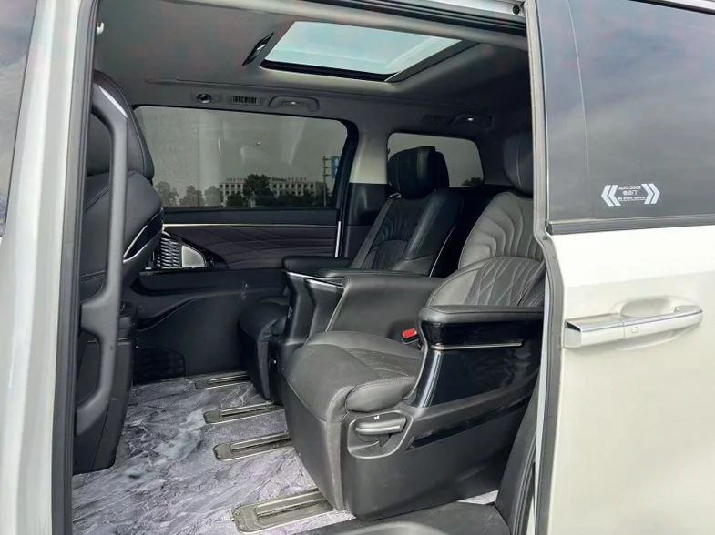 传祺M8 内饰前排