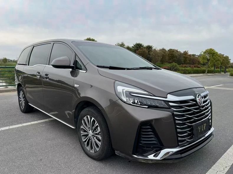 别克GL8 正面外观二