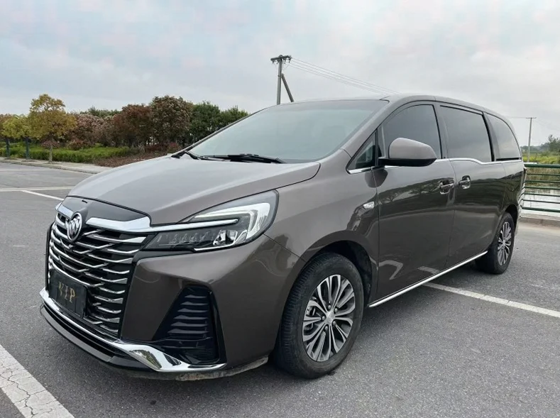 别克GL8 正面外观三