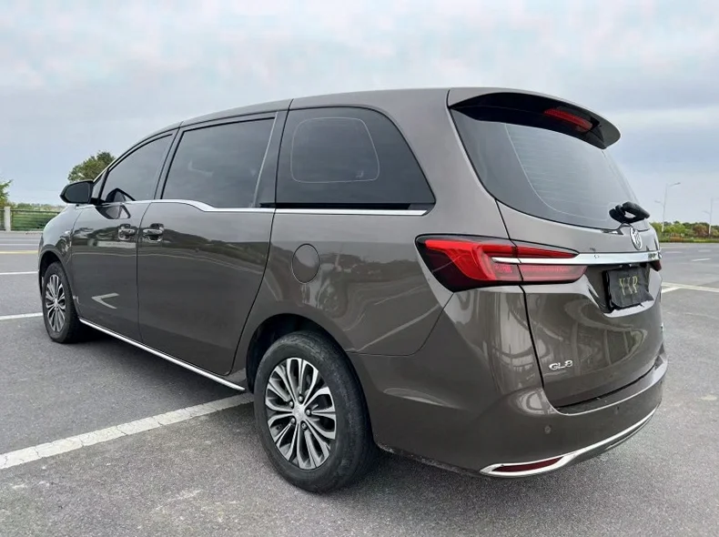 别克GL8 后面外观一