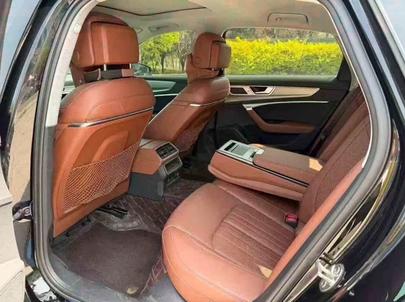 奥迪A6L 内饰后排