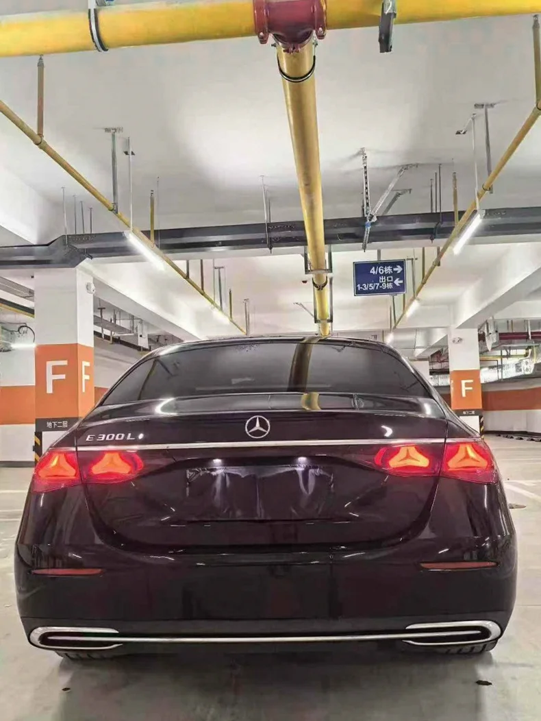 奔驰E 内饰后排