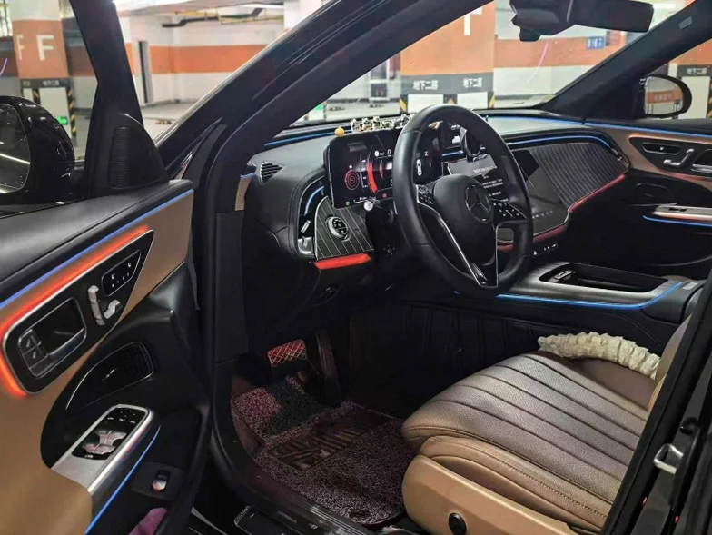 奔驰E 正面外观三