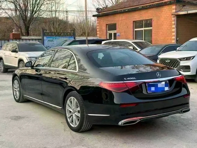 奔驰S 后面外观一