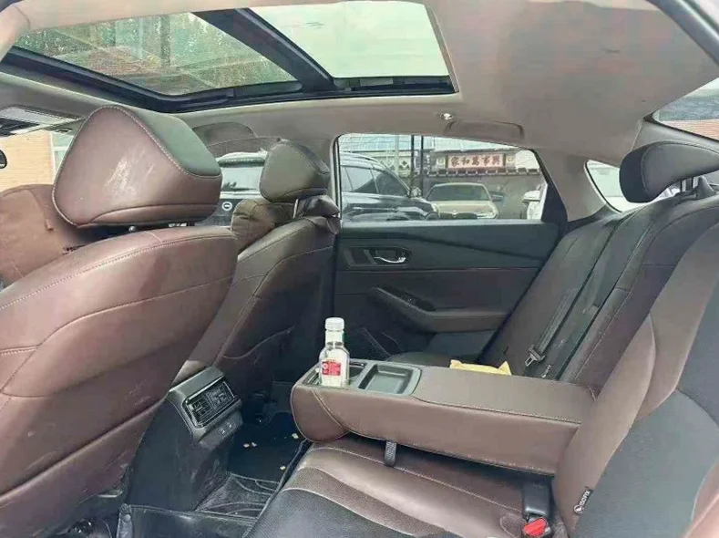 本田英诗派 内饰后排