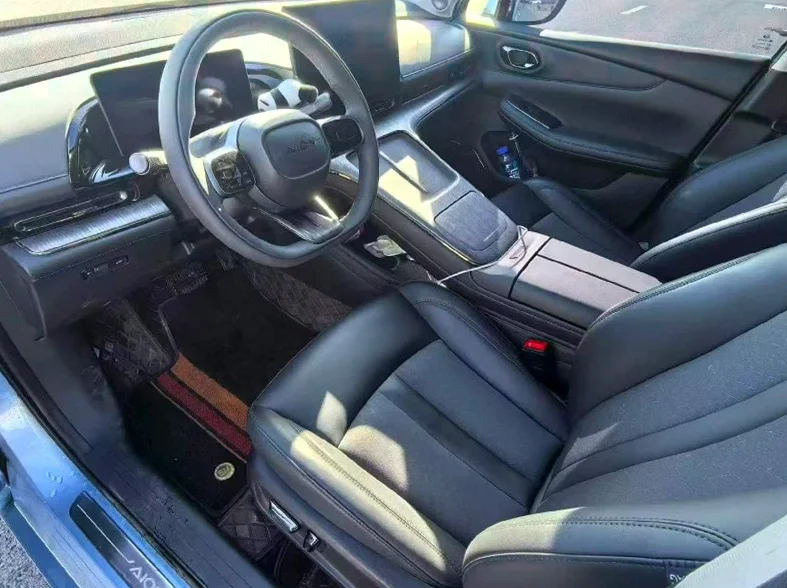 传祺埃安S 正面外观三