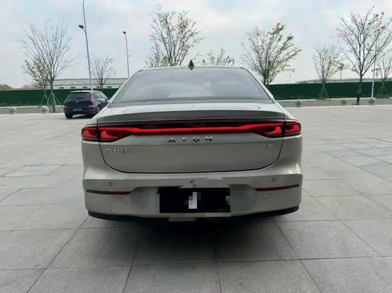 传祺埃安S 内饰后排