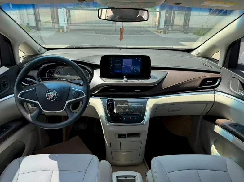 别克GL8 内饰前排