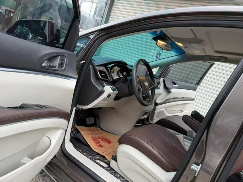 别克GL8 后面外观一