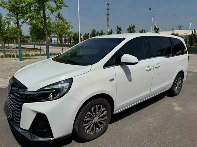 别克GL8 正面外观二