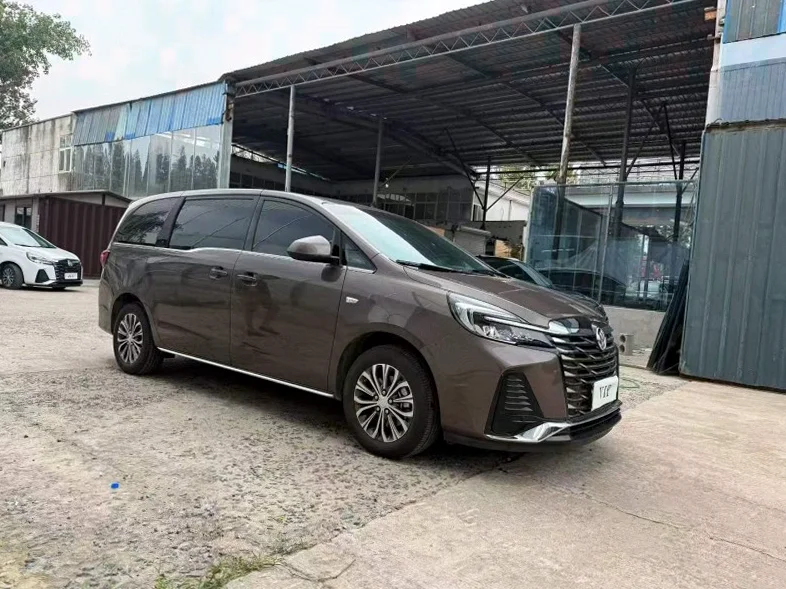 别克GL8 正面外观三