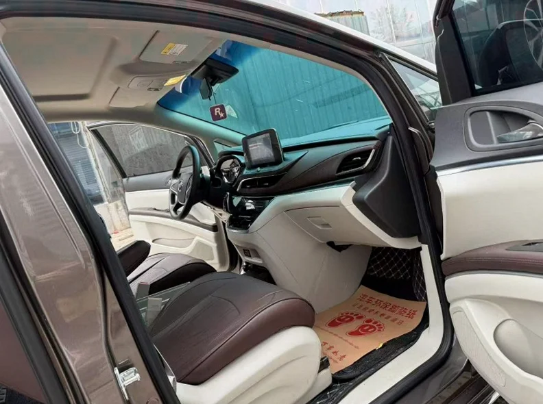 别克GL8 后面外观三