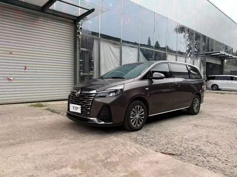 别克GL8 正面外观二