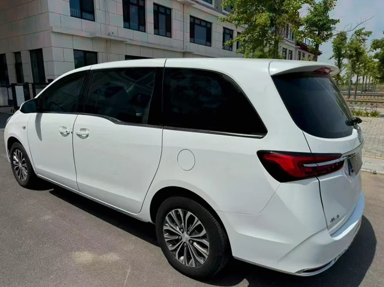 别克GL8 后面外观一