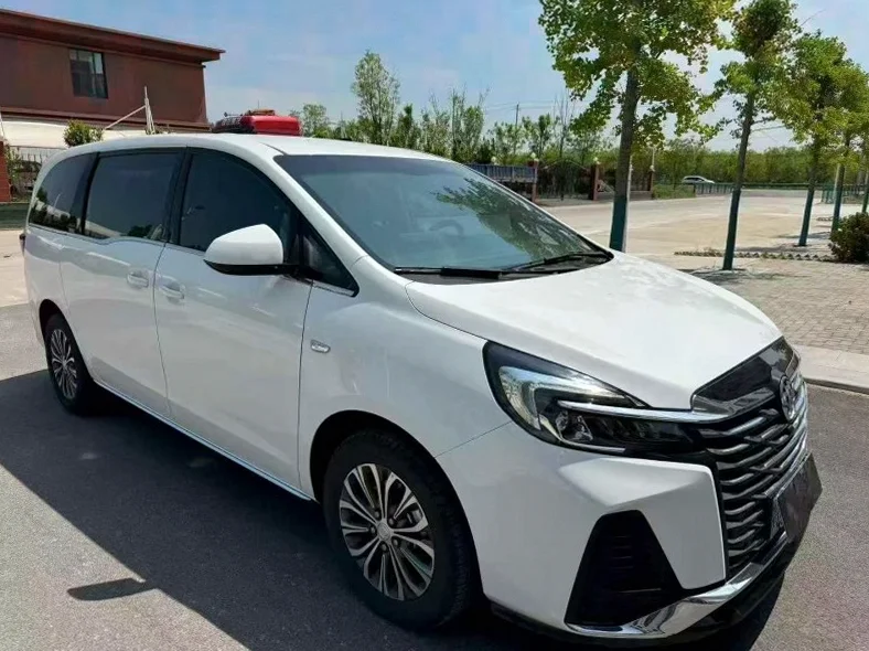 别克GL8 正面外观三