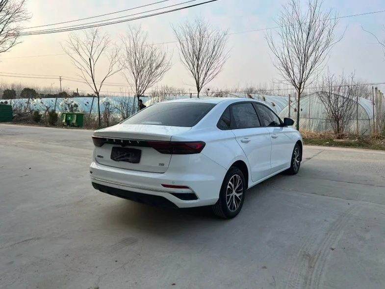 吉利帝豪 后面外观一
