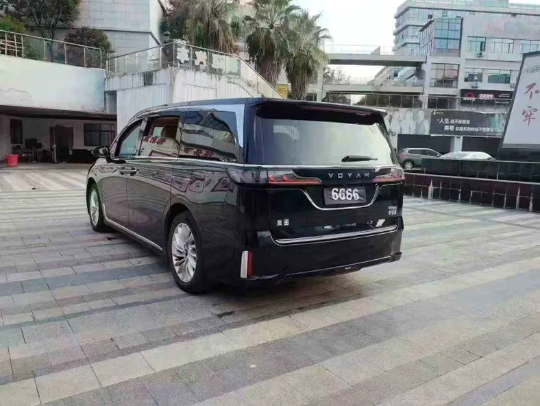 岚图汽车梦想家 内饰前排