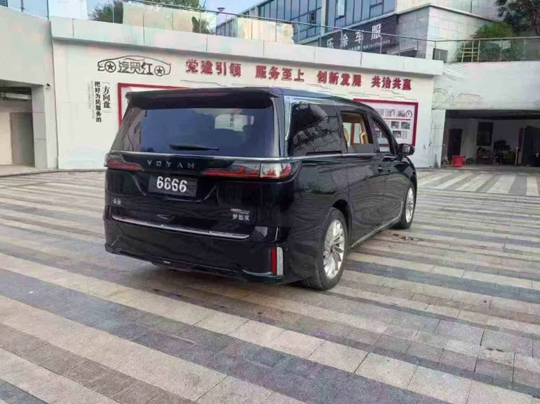 岚图汽车梦想家 内饰后排