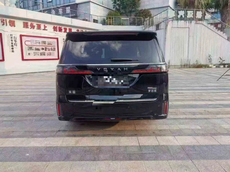 岚图汽车梦想家 驾驶室