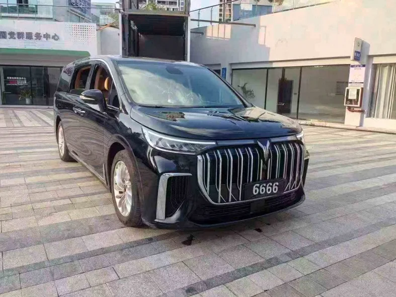 岚图汽车梦想家 正面外观二