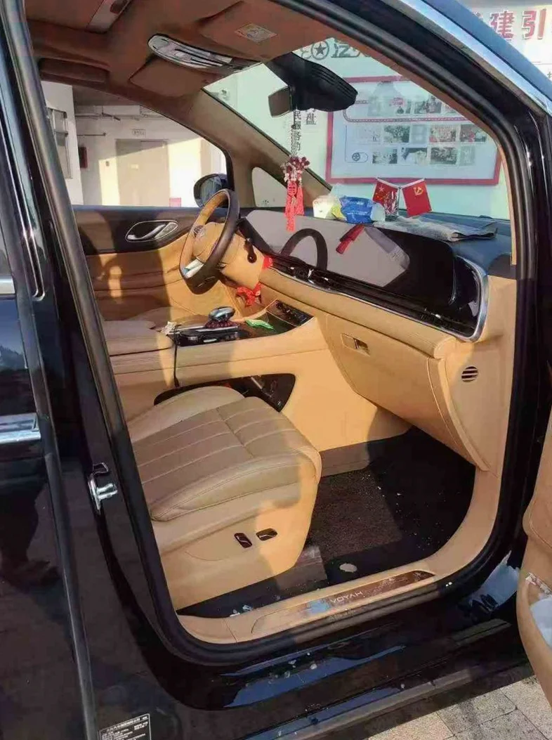 岚图汽车梦想家 后面外观二