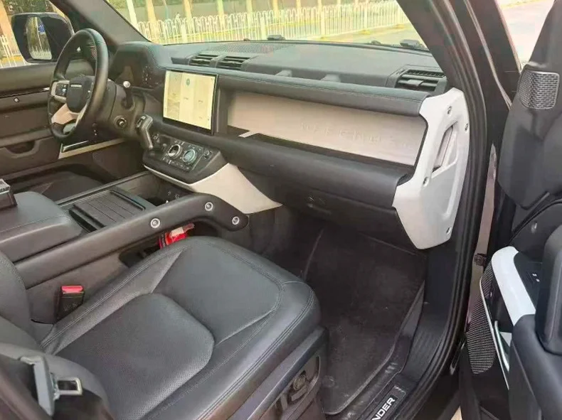 路虎卫士 正面外观三