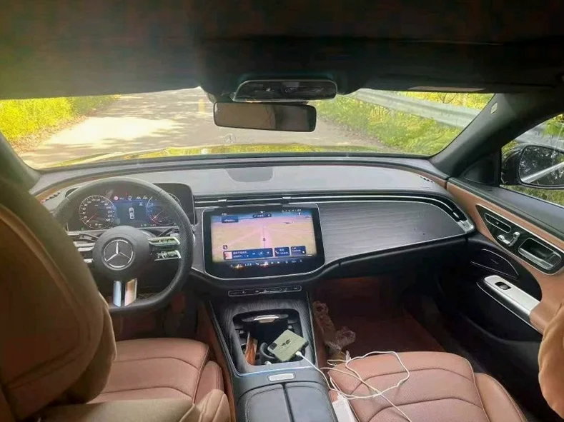 奔驰E 内饰后排