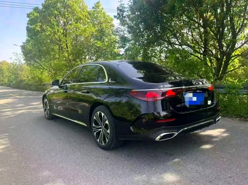 奔驰E 后面外观三