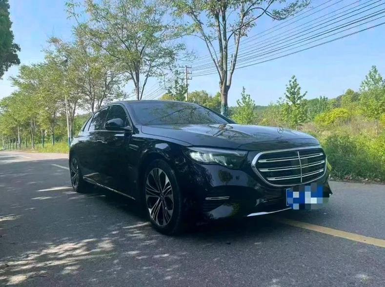 奔驰E 正面外观三