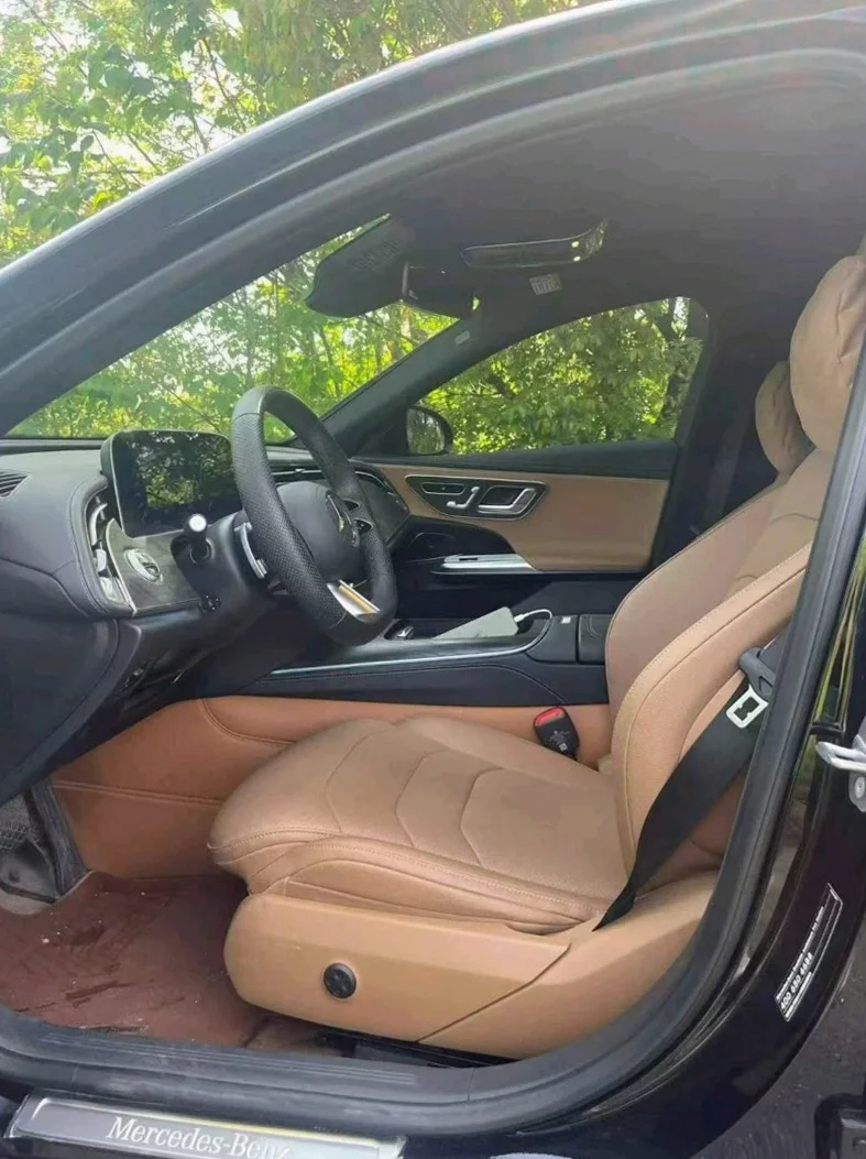 奔驰E 后面外观一