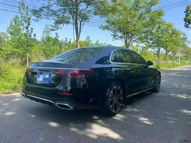 奔驰E 后面外观二