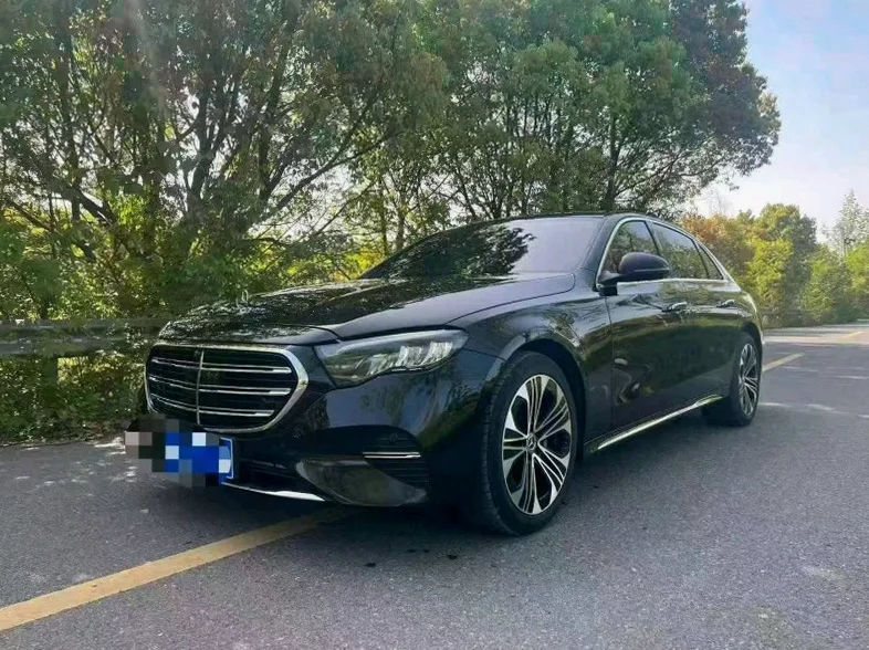奔驰E 正面外观二
