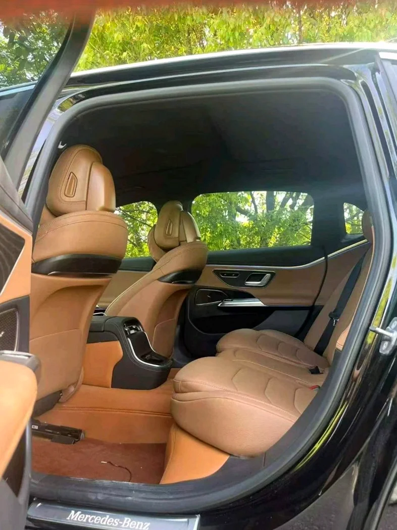 奔驰E 内饰前排