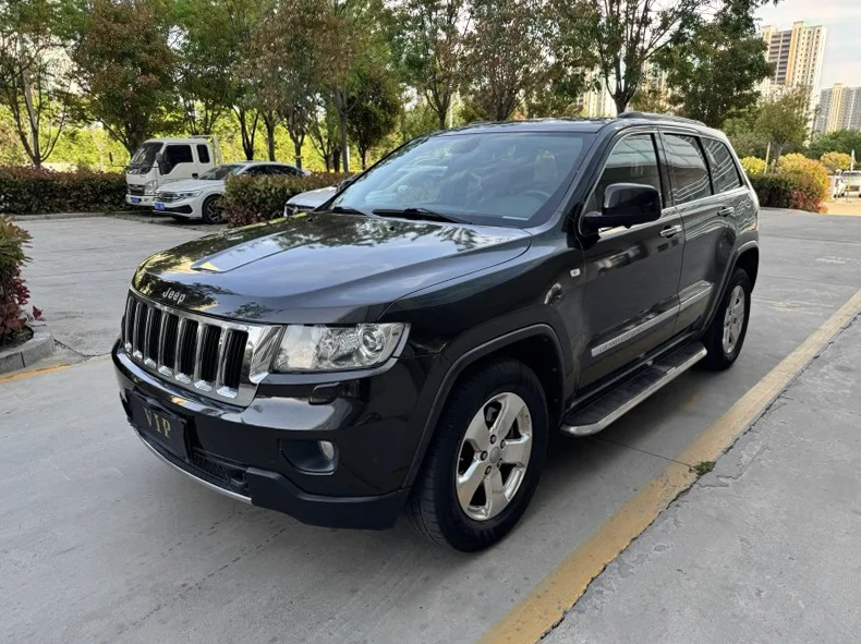 Jeep大切诺基 正面外观三