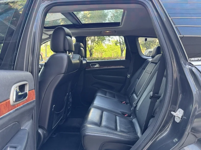 Jeep大切诺基 内饰前排