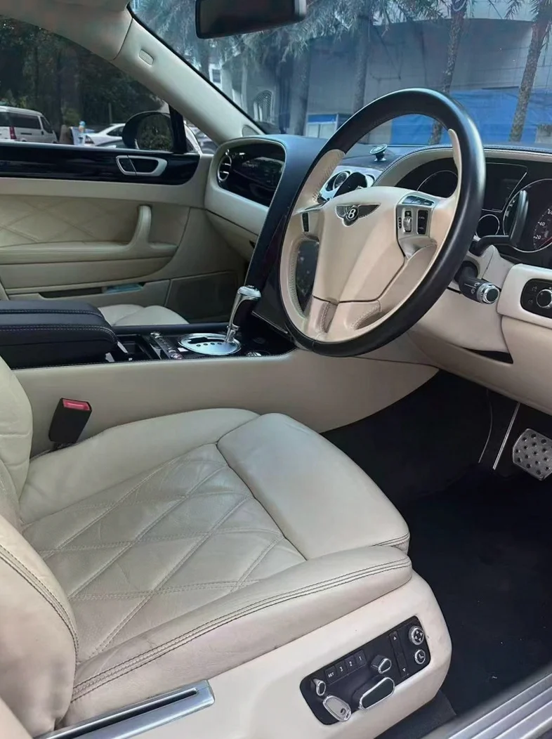 宾利飞驰 后面外观一