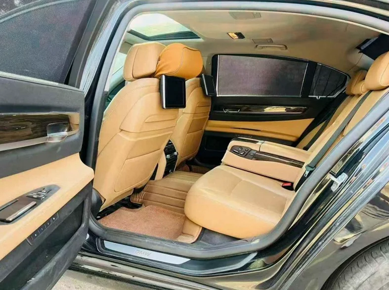 宝马7系 后面外观一