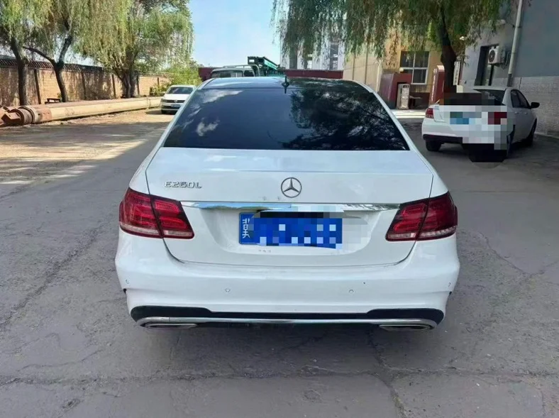 奔驰E 后面外观三