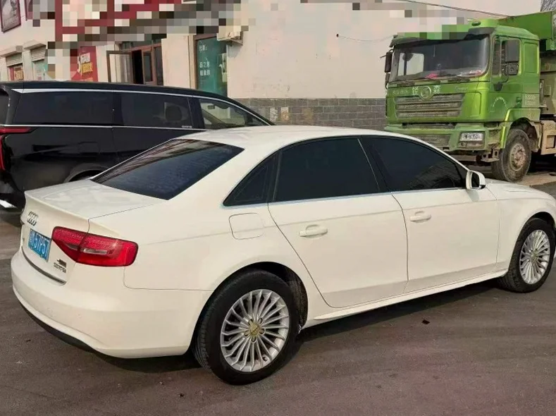 奥迪A4L 内饰前排