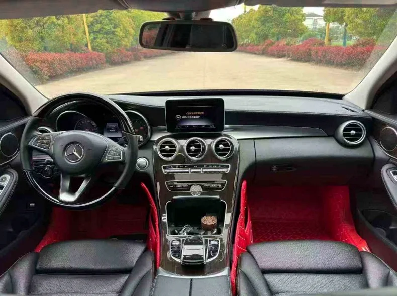 奔驰C 内饰前排