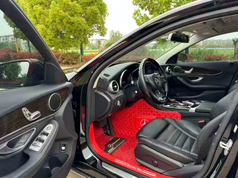 奔驰C 后面外观一