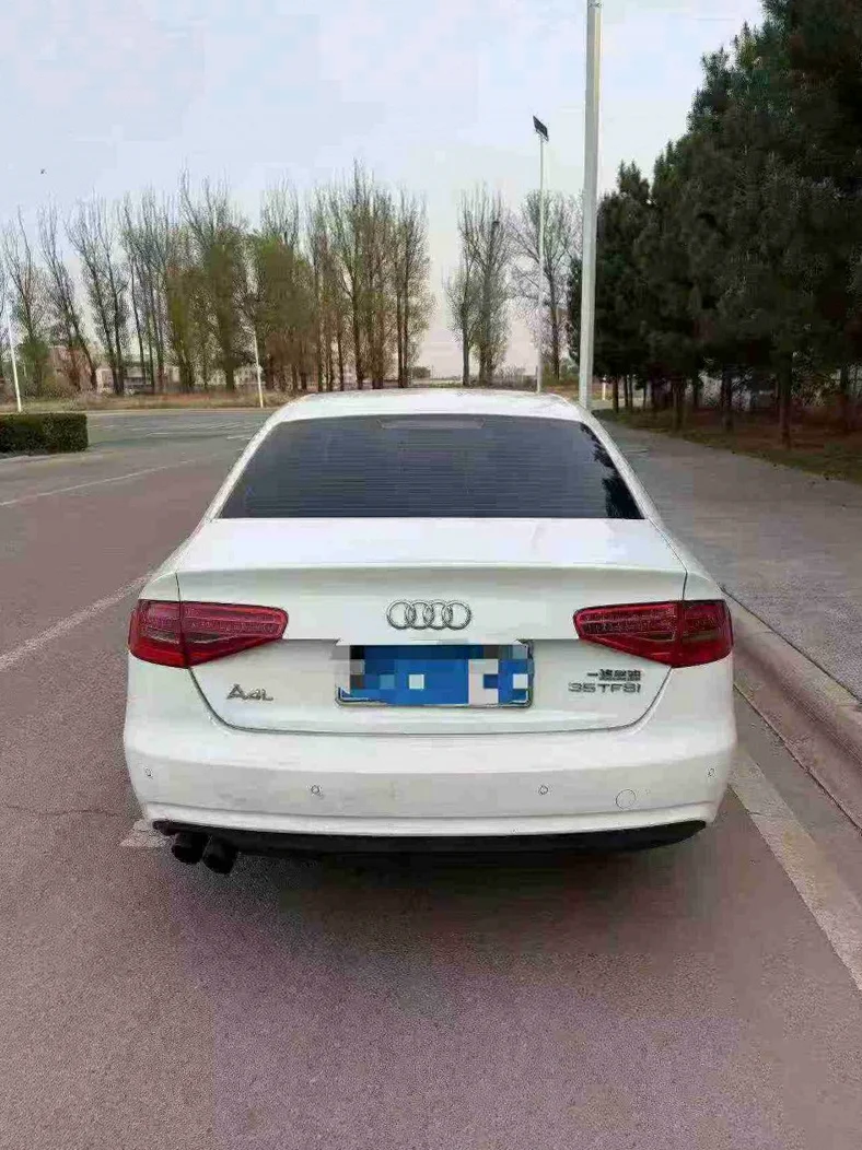 奥迪A4L 内饰后排